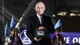 ШОТЛАНДІЯ. Активіст із протестної групи Extinction Rebellion у масці із обличчям Володимира Путіна тримає паливний контейнер із брендом «Газпром». 1 квітня 2022 року