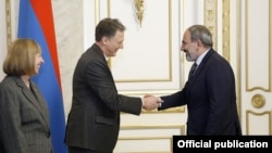 Премьер-министр Армении Никол Пашинян (справа) принимает делегацию во главе с заместителем помощника госсекретаря США по вопросам Европы и Евразии Джорджем Кентом, Ереван, 6 мая 2019 г.