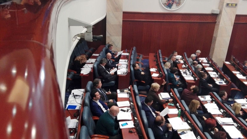 Почна седницата за Законот за јазици, присутни пратениците на ВМРО-ДПМНЕ