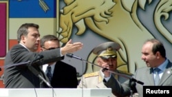 Грузия президенті Михаил Саакашвили (сол жақта) мен премьер-министрі Зураб Жвания (оң жақта, 2005 жылы қаза тапқан). Тбилиси, 26 мамыр 2004 жыл.