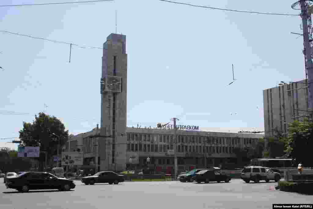 Правительство отказалось от своего решения приватизировать "Кыргызтелеком" вместе с радиорелейными магистралями телевидения и радиовещания.