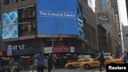 Un ecran uriaș în Times Square, la New York, anunțând listarea Carlyle Group la bursa NASDAQ