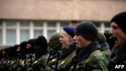 Forțe pro-ruse prezentate ca "voluntari" in Crimeea, depunând jurământul in Simferopol, 10 martie.