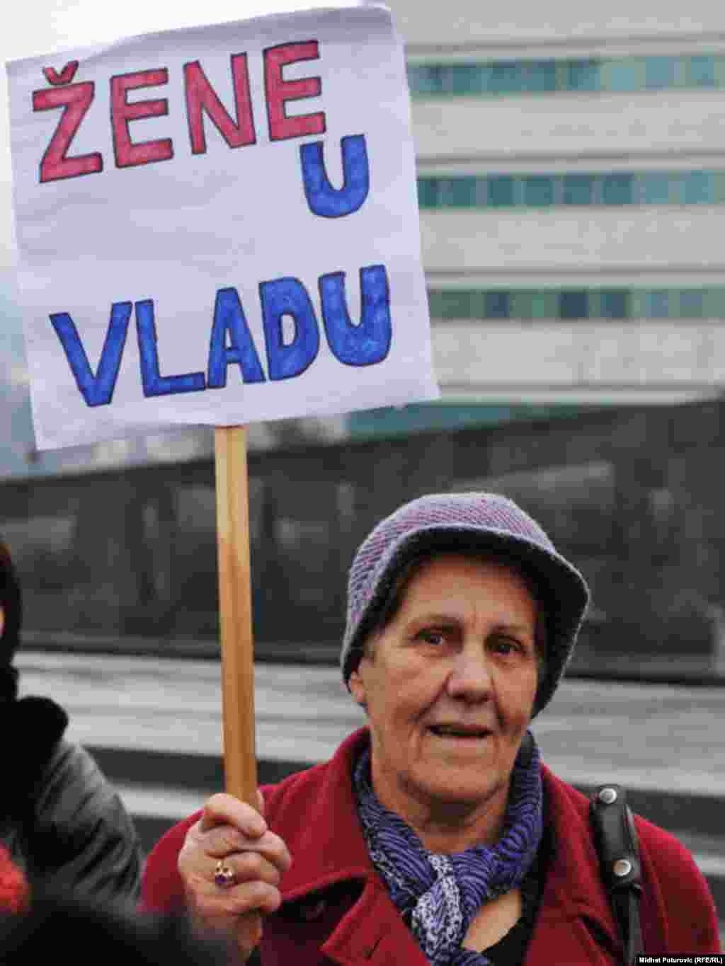 Mirni protest žena ispred zgrade Parlamenta BiH zbog neformiran​ja državne vlasti i ignorisanj​a Zakona o ravnopravn​osti spolova, Sarajevo, 24.11.2011.