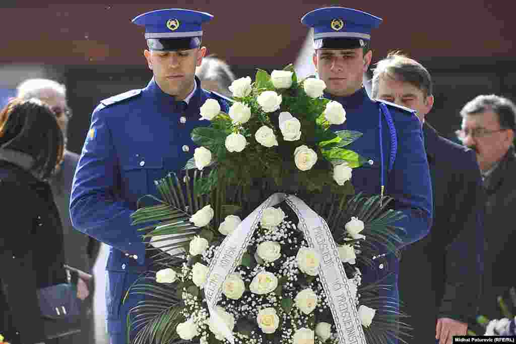 Polaganje cvijeća na spomen-obilježje ubijenoj djeci opkoljenog Sarajeva