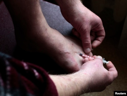 Үлкен кеудесі бар керемет аққұба