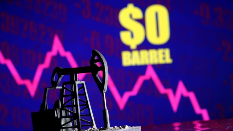 Цените на нафтата паднаа во минус за прв пат во историјата