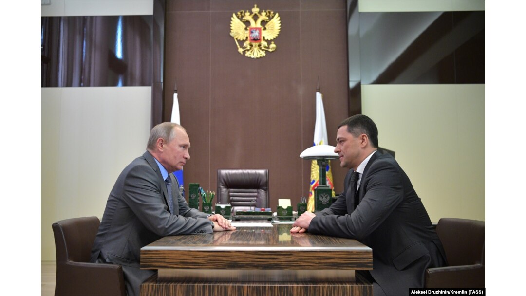 Russian President Vladimir Putin (left) meets with Mikhail Vedernikov, the newly-appointed acting governor of the Pskov Region, in Sochi, on October 12.
