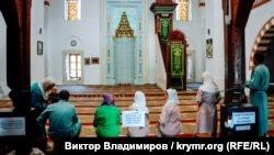 Женщины в крымскотатарской мечети. Иллюстративное фото