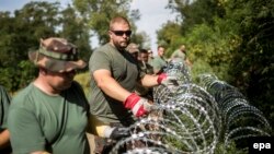 Mađarski vojnici postavljaju bodljikavu žicu