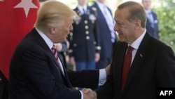 ԱՄՆ նախագահ Դոնալդ Թրամփը Վաշինգտոնում ողջունում է Թուրքիայի նախագահ Ռեջեփ Էրդողանին, 16-ը մայիսի, 2018թ․
