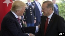АҚШ президенті Дональд Трамп (сол жақта) пен Түркия президенті Режеп Тайып Ердоған.