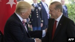 АҚШ президенти Доналд Трамп (ч) Туркия президенти Ражаб Тоййиб Эрдўғон (ў) билан, Вашингтон, 2017 йил 16 майи. 