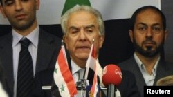 Один из лидеров сирийской оппозиционной Национальной коалиции Самир Нашар (в центре)