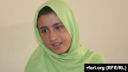 15 жасар ауған қызы Сахар Гүлдің ауруханадан шыққан кезі. Кабул, 8 сәуір 2012 жыл