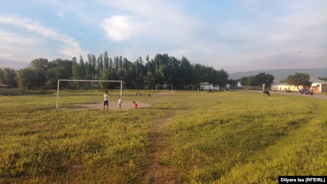 Бағыс ауылының сыртындағы футбол алаңы. Сарыағаш ауданы. Оңтүстік Қазақстан облысы. 16 мамыр 2018 жыл.