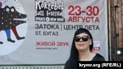 Арт-директор «Джаз Коктебель» Саша Єрченко на тлі афіші фестивалю 