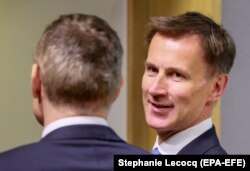 Jeremy Hunt, aki egészségügyi és külügyminiszter is volt, ama kevés vezető toryk egyike, aki nyíltan felvállalta véleményét, hogy Johnsonnak mennie kell. A képen még külügyminiszterként a 2019. május 13-i brüsszeli külügyi tanácskozáson