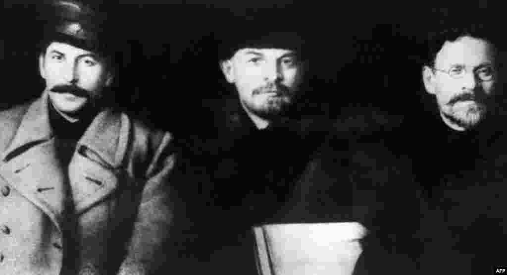 Іосіф Сталін, Уладзімір Ленін і Міхаіл Калінін на 8-м зьезьдзе Камуністычнай партыі ў Маскве; сакавік 1919.