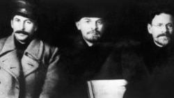 Йосип Сталін (зліва), Володимир Ленін і Михайло Калінін під час зустрічі на восьмому з’їзді Російської комуністичної партії (більшовиків) у Москві в березні 1919 року