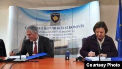 Ministri Bajram Rexhepi dhe zëvendës-shejja e misionit EULEX gjatë ceremonisë së pranim dorëzimit të serisë së fundit të regjistrave civil