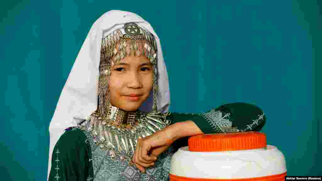 Djevojčica nosi tradicionalne ukrase tijekom hazardskog Dana kulture u Kveti, 21. lipnja 2019.