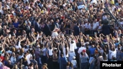 Armenia - Armenians greet Pope Francis and Catholicos Garegin II in Yerevan's Republic Square, 25Jun2016.