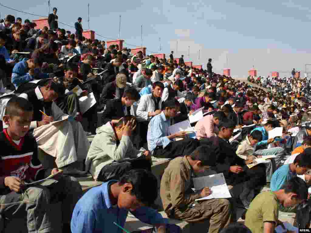 Afganistan – Prijemni ispit - U Kabulu je 5000 školaraca polagalo testove za prijem u srednju i visoku školu. 