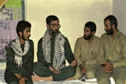 اسماعیل قاآنی در کنار علی خامنه‌ای در زمان جنگ ایران و عراق
