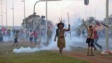 Persoane indigene protestează împotriva ținerii Campionatului Mondial de Fotbal în Brazilia. 27 mai 2014