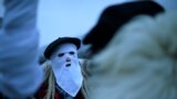 Un bărbat ce poartă o beretă bască la un carnaval din Alsasua 