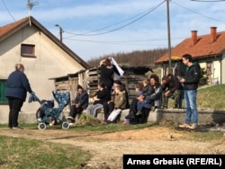 Svojim tijelima su zaustavili radnike i građevinske mašine