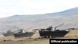 Ermənistanda Rusiya tankları.