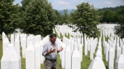 Ramiz Nukiq lutet pranë varreve të babait dhe dy vëllezërve të tij në Memorialin Potoçari të Srebrenicës.