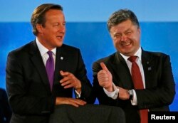 Presedintele Ucrainei Petro Porosenko alaturi de premierul britanic David Cameron la summitul NATO din Celtic Manor, in Marea Britanie, 4 sept., 2014