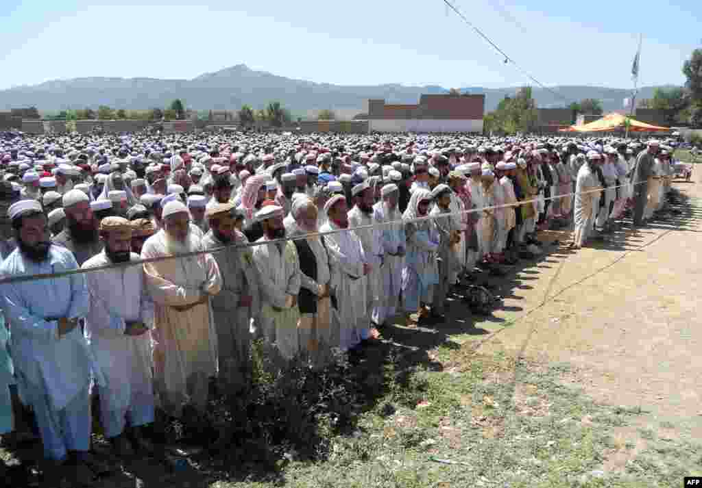 Supporters and area residents offer funeral prayers for provincial lawmaker Farid Khan, who was killed in an attack by gunmen, in Pakistan&#39;s Khyber Pakhtunkhwa Province. (AFP/Basit Shah)