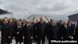 Հայաստանի, Ռուսաստանի, Ֆրանսիայի, Սերբիայի և Կիպրոսի նախագահները Հայոց ցեղասպանության հուշահամալիրում, 24-ը ապրիլի, 2015թ.