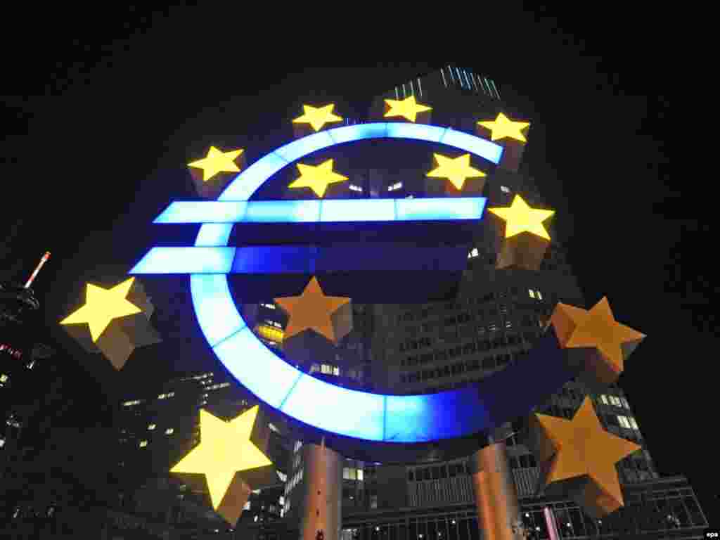 Само девет од дванаесети ѕвезди светат пред седиштето на Европската централна банка во Франкфурт