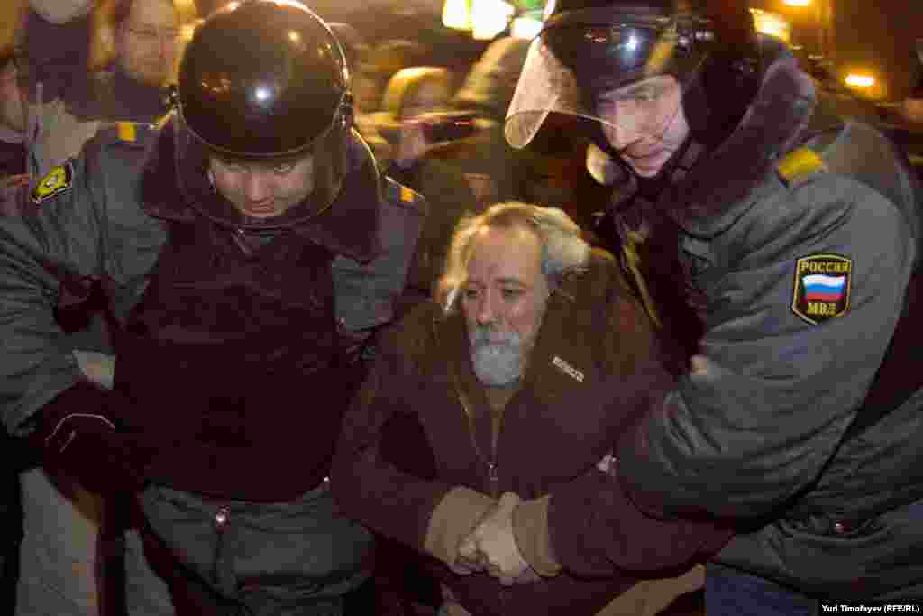 Law enforcement officers arrest antigovernment rally participants on Moscow&#39;s Triumph Square on December 6.