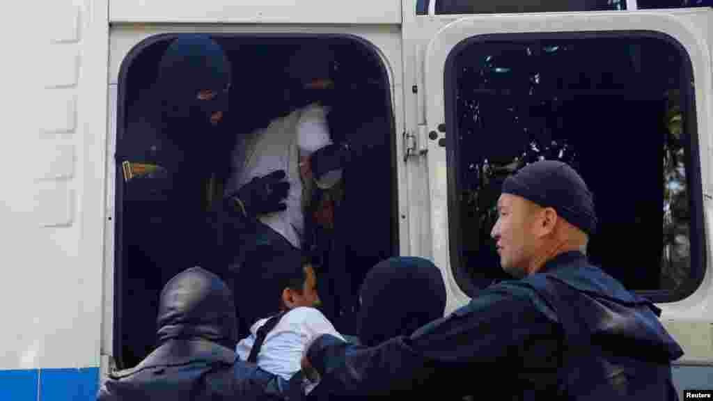 Задержанных 21 мая &quot;загружают&quot; в служебный автобус полиции. По данным правозащитников, в этот день только в Алматы было задержано свыше тысячи человек. Их доставили в отделения полиции, затем отпустили без составления протоколов и объяснений.