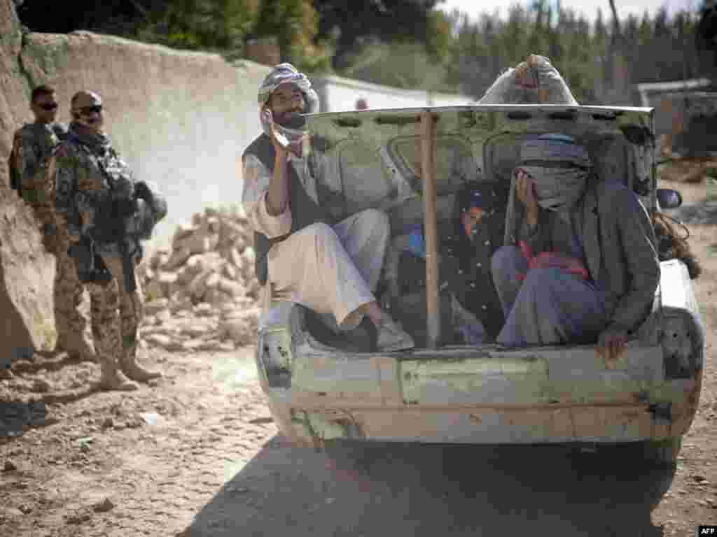 Afganistan - Putnički automobil - Ovakve su situacije česte na kontrolnim punktovima u Afganistanu. 