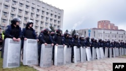 Сотрудники ОМОНа стоят на подступах к зданию администрации в Одессе. 3 марта 2014 года.