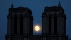Super mjesec između dva tornja katedrale Notre-Dame u Parizu, 7 april 2020.