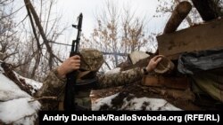 Українській військовий у передових окопах під Авдіївкою, 7 грудня 2019 року