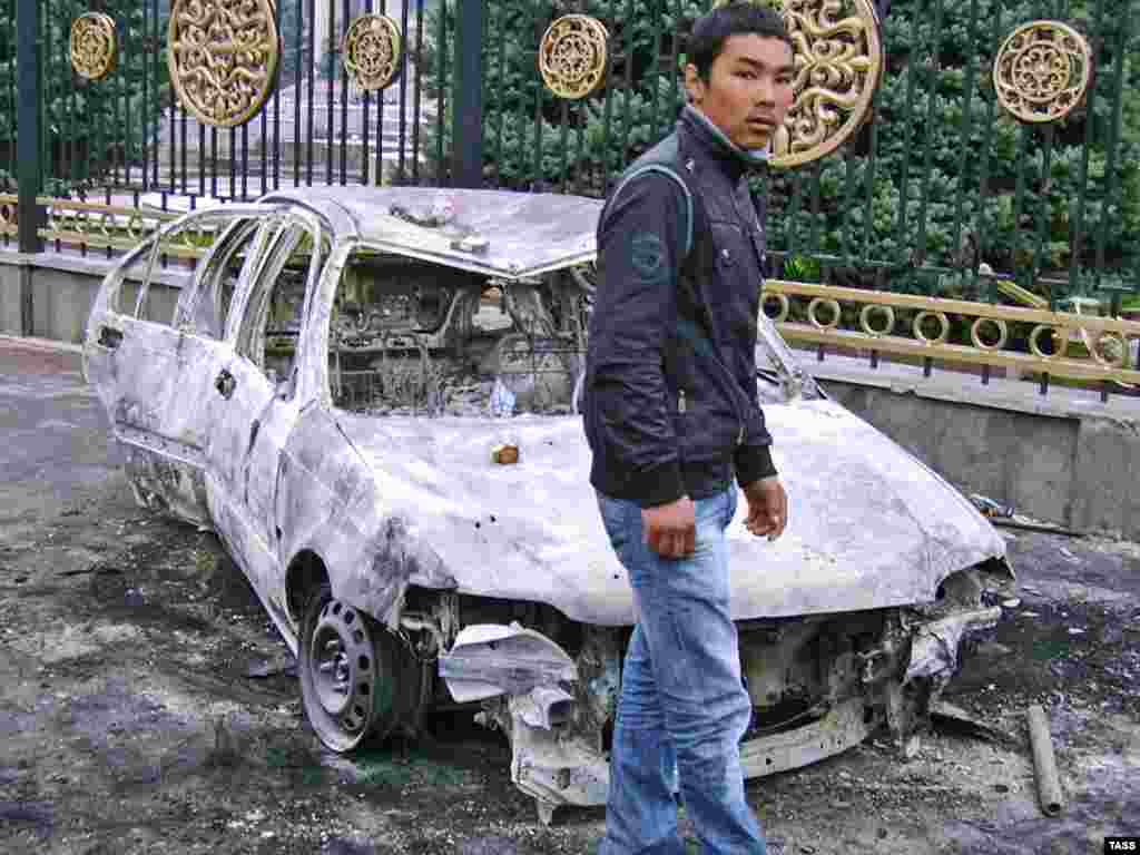 Последствия беспорядков у президентского дворца. Бишкек, 8 апреля 2010 года.