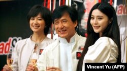Fan Bingbing kínai színésznő (jobbra), Jackie Chan és Xu Jinglei egy filmpremieren Hongkongban 2009. február 25-én