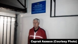 Юрий Мешков у следственного изолятора в Симферополе в марте 2019 года