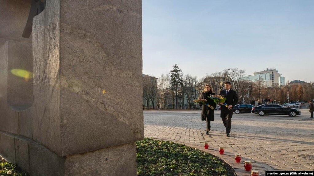Раніше 23 листопада Офіс президента повідомляв, що подружжя Зеленських вранці відвідало пам’ятник жертвам Голодомору на Михайлівській площі у Києві