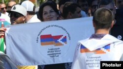 Armenia -- Supporters of former President Robert Kocharian demonstrate outside a court building in Yerevan, May 18, 2019.