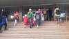 По данным городского управления образования, в Шымкенте 33 школьницы носят платки вопреки требованиям администрации школы относительно школьной формы. По данным представителей управления, на начало сентября таких школьниц было 51